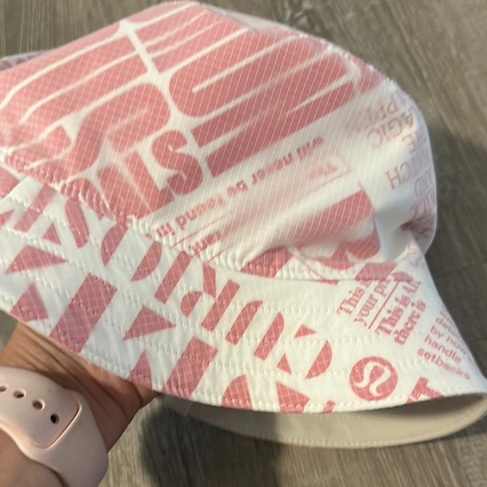 Lululemon NWT S/M Both Ways Reversible Bucket Hat in Manifesto Print &‎ Bone